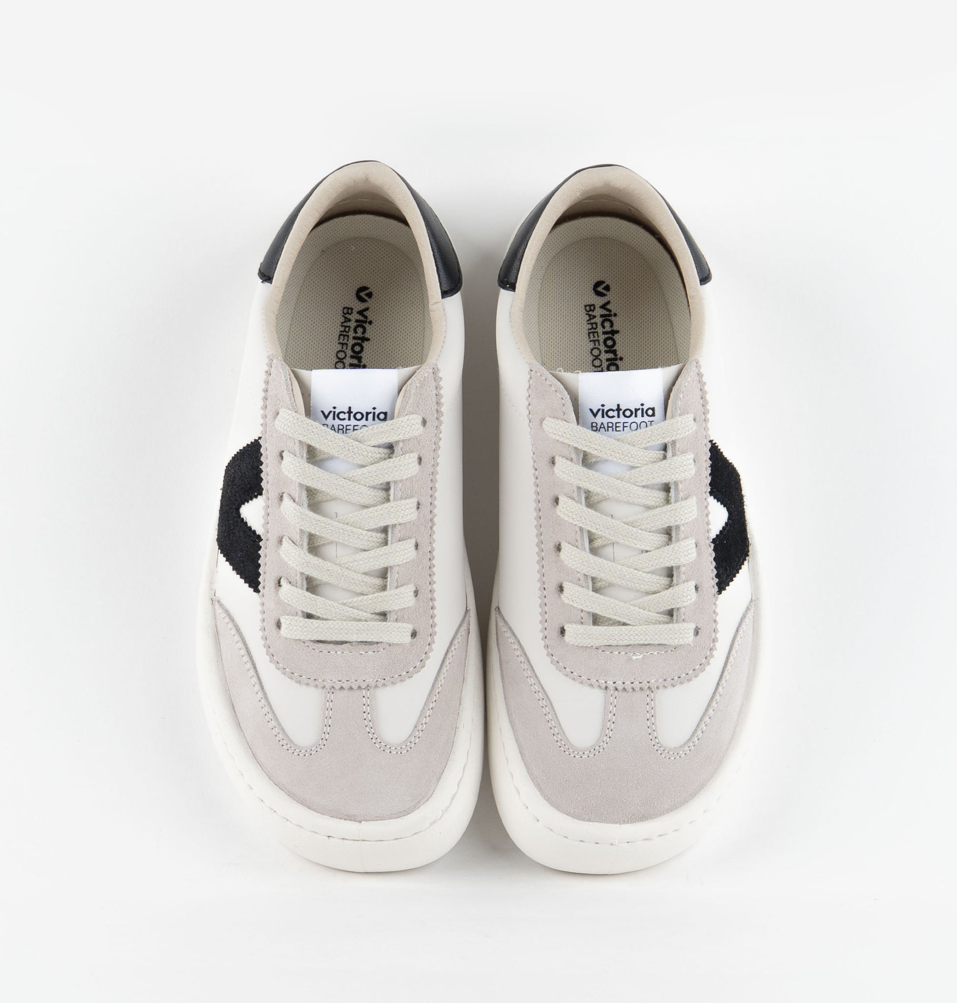 Victoria Barefoot Olmo, Preto