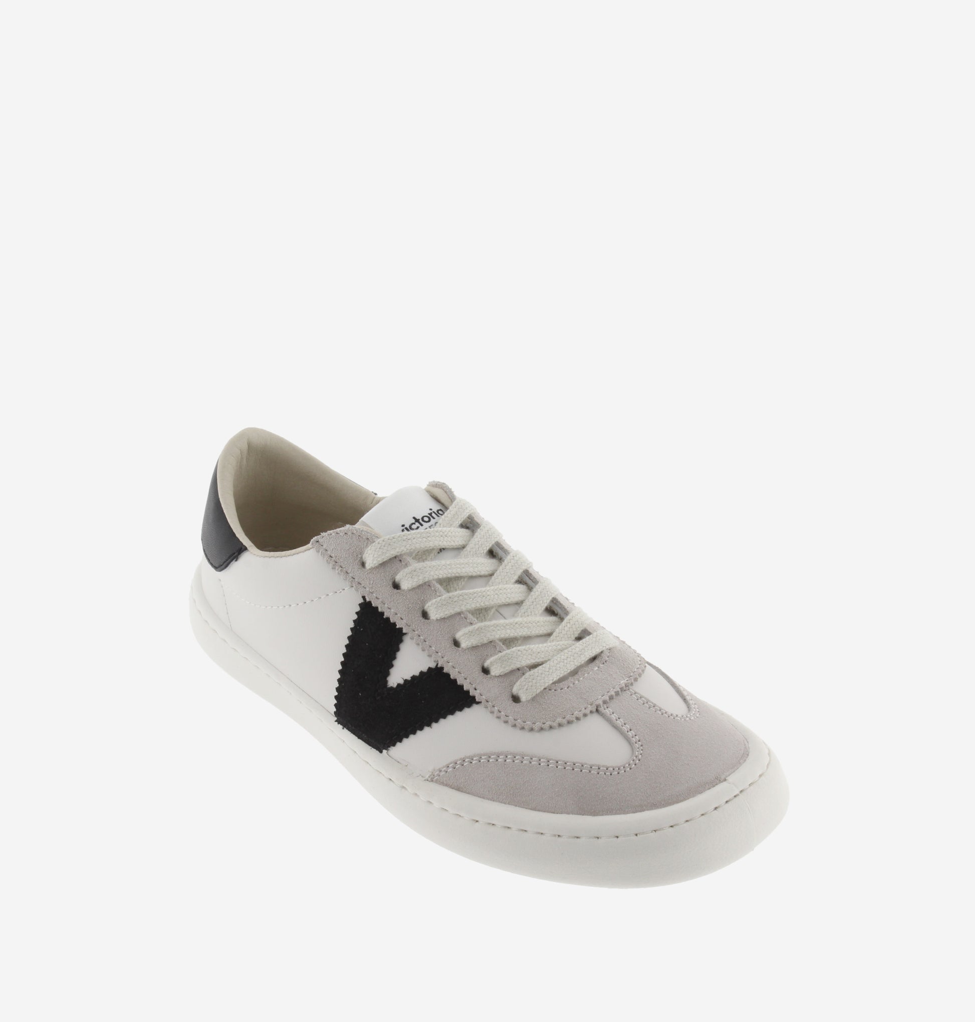 Victoria Barefoot Olmo, Preto